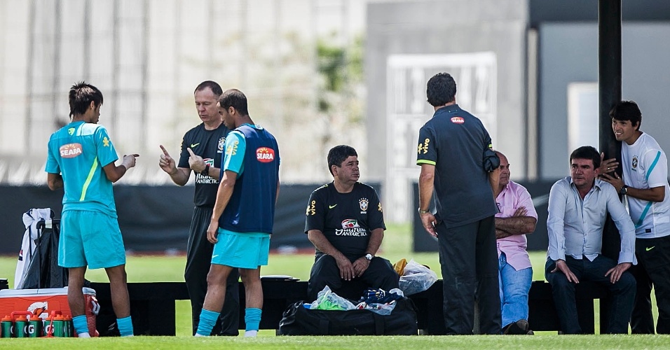 Mano Menezes passa instruções a Lucas e Neymar durante treino