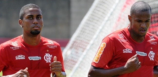 Muralha (E) corre ao lado de Airton; ambos estão fora do próximo jogo do Flamengo - Alexandre Vidal/Fla Imagem