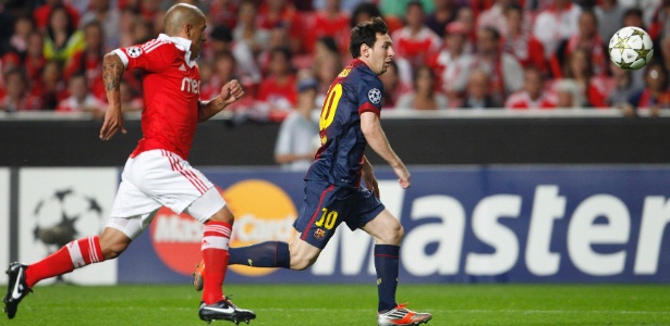 Messi, do Barça, em ação contra o Benfica; seu time se prepara para duelo contra o Real - Hugo Correia/Reuters