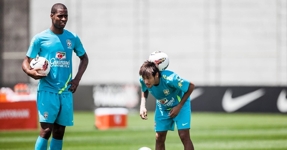 Neymar brinca e faz malabarismo com a bola no treino da seleção em São Paulo
