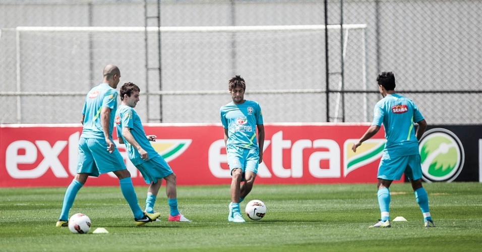 Neymar (centro) tenta passe durante treino leve do Brasil no CT do Corinthians