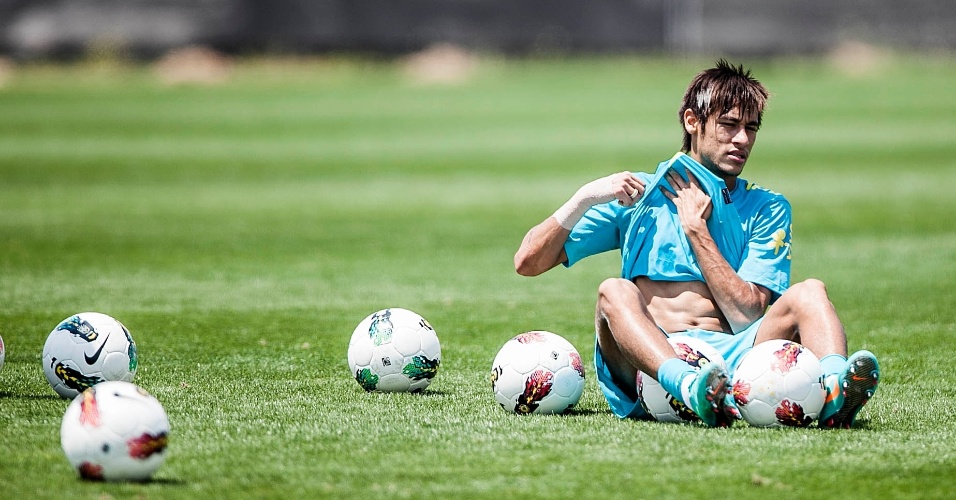 Neymar relaxa durante treino da seleção brasileira sob forte calor em SP