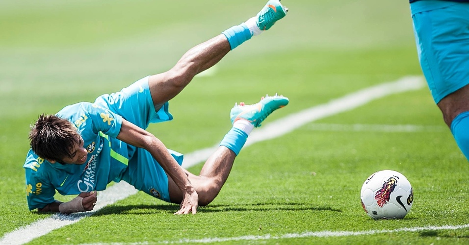 Neymar vai parar no chão em disputa no treino da seleção