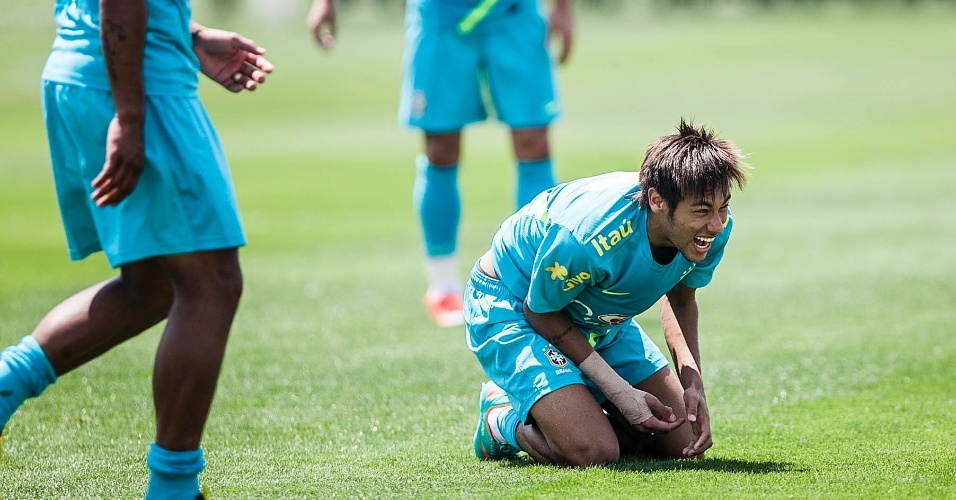 Neymar vai parar no chão em disputa no treino da seleção