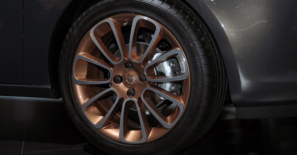 Opel Adam Glam - 215/45 R17 - Murilo Góes/UOL