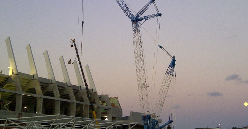 Pilares de cobertura da Arena Pernambuco, o estádio já tem 58% de suas obras já realizadas