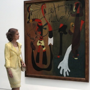 Rainha Sofia observa o quadro "Caracol, mulher, flor, estrela", de Miró, durante inauguração de exposição (2/10/12) - Fernando Alvarado/EFE
