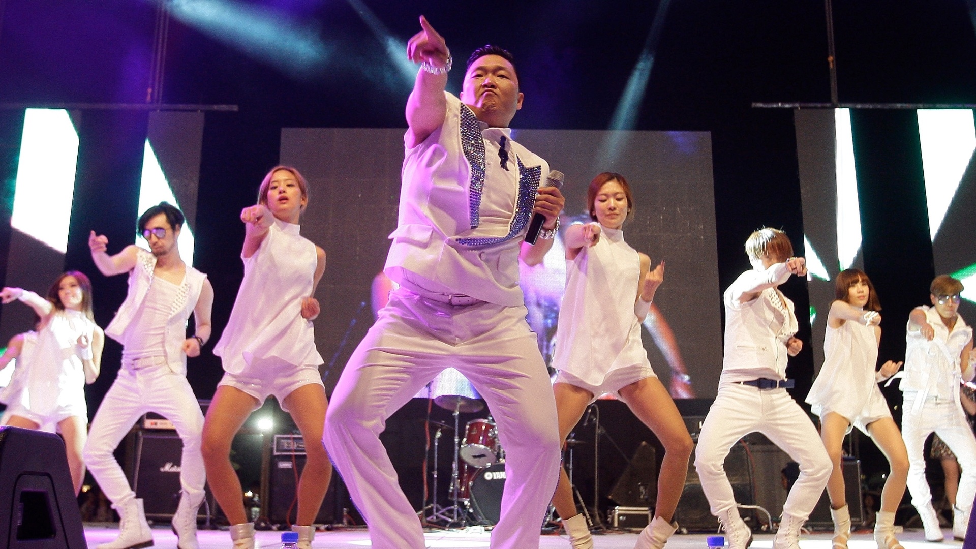 Reconhecido mundialmente pelo sucesso do clipe da música "Gangnam Style", o astro do K-Pop Psy faz show em seu país natal, a Coreia do Sul (25/9/10) - Getty Images