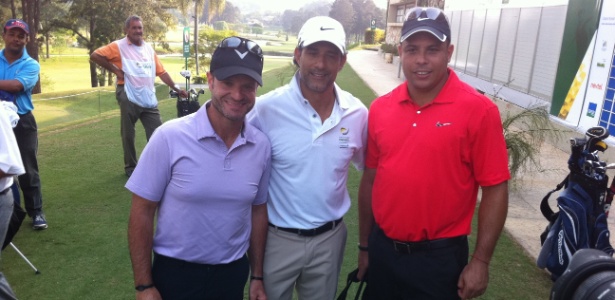 Ronaldo posa para foto com Barrichello e o ator Marcos Pasquim em torneio de golfe - Bruno Freitas/UOL
