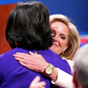 Ann Romney, mulher do republicano Mitt Romney e Michelle Obama se cumprimentam antes do debate - Chip Somodevilla/Getty Images/AFP