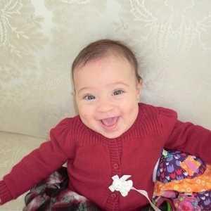 A apresentadora Daniela Albuquerque divulgou uma imagem de sua filha, Alice, de cinco meses (3/10/12) - Reprodução/Twitter