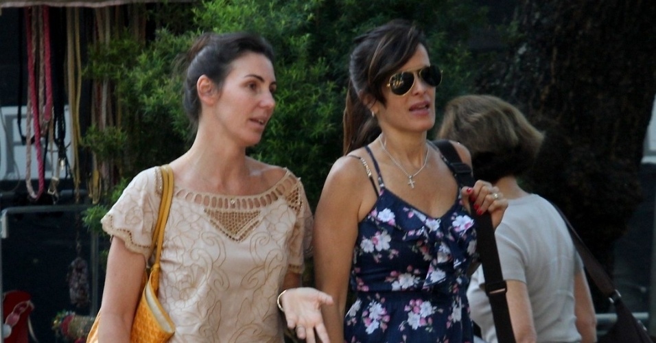 A jornalista Glenda Kozlowski caminha com uma amiga em Ipanema, no Rio de Janeiro (3/10/12)