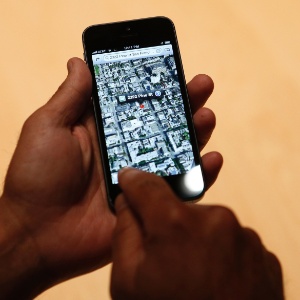 Homem utiliza sistema Apple Maps durante lançamento do iPhone 5 em 2012 - Beck Diefenbach/Reuters