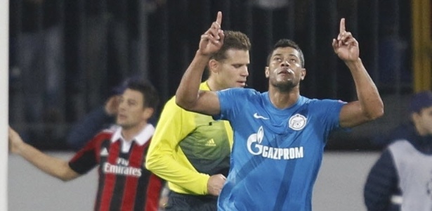 Hulk, atacante da seleção brasileira, comemora primeiro gol do Zenit na partida contra o Milan pela Liga dos Campeões