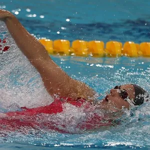 Húngara Katinka Hosszu nada costas durante os 400m medley na Copa do Mundo de Dubai - AFP