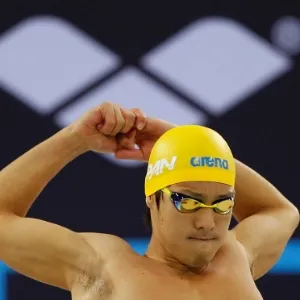 Japonês Daiya Seto faz alongamento antes de nadar os 200m livre na Copa do Mundo de Dubai - Reuters