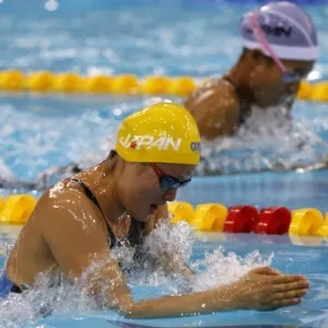 Japonesas Fumiko Kawanabe (de touca amarela) e Miku Kanasashi disputam cabeça-a-cabeça os 200m peito em Dubai - Reuters