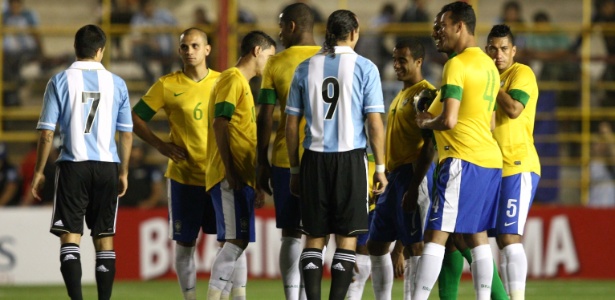 Jogadores brasileiros e argentinos mostram constrangimentos em esperar o início da partida