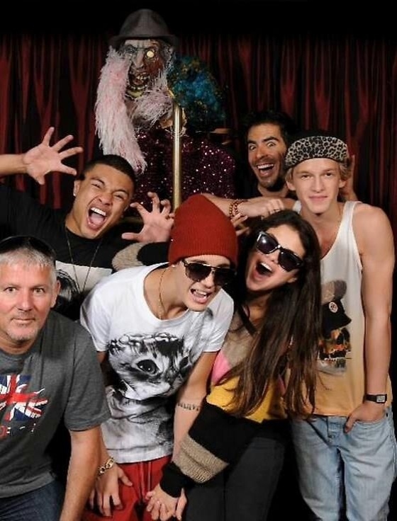 Justin Bieber (de gorro) e Selena Gomez gritam no Goretorium, uma casa mal assombrada que fica em Las Vegas (1/10/12)