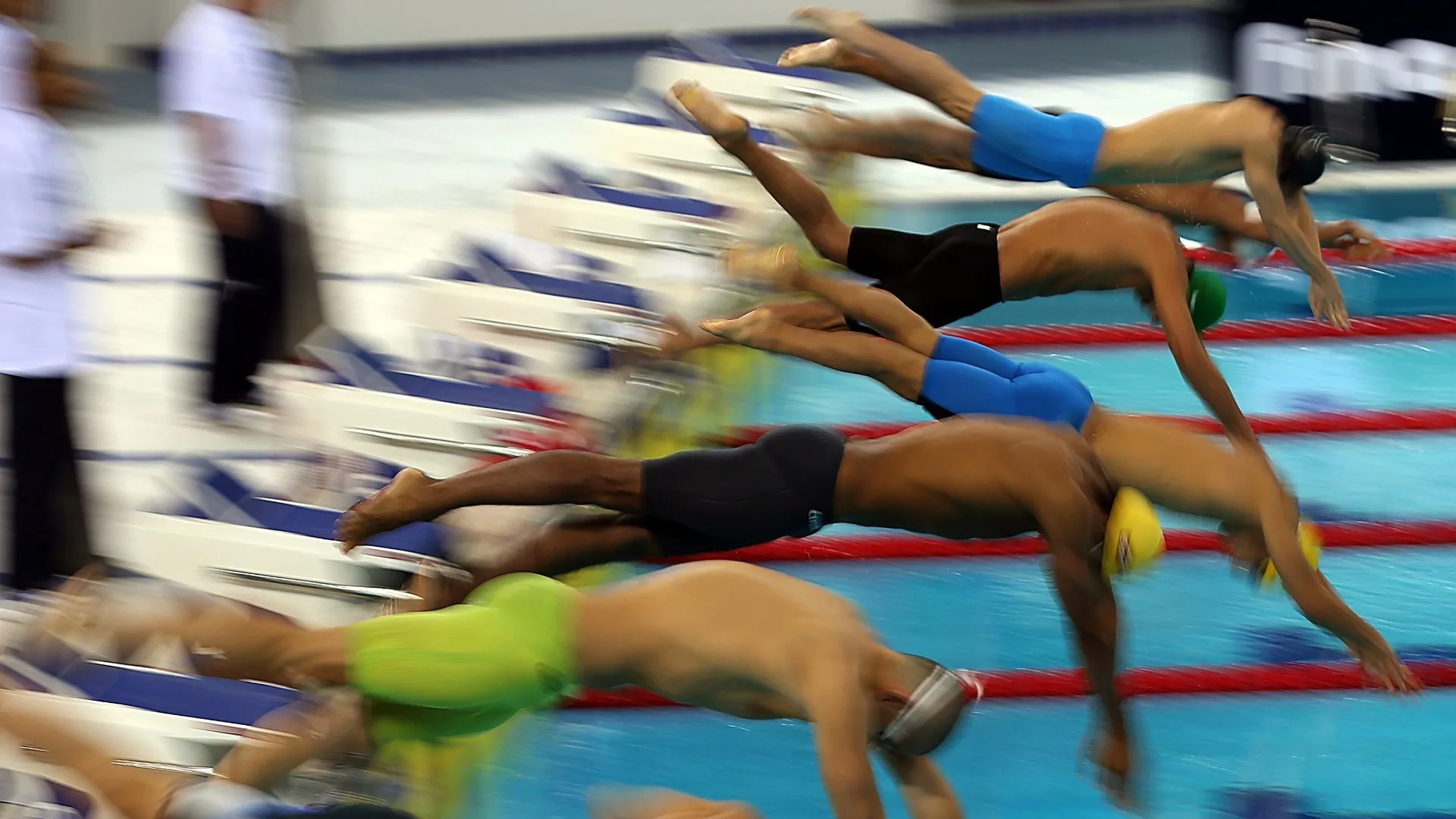 Nadadores largam para a prova dos 200m borboleta na Copa do Mundo de Dubai - AFP