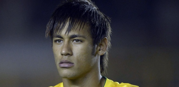 Neymar aguarda o retorno da luz no Estádio Centenário; jogo com a Argentina acabou cancelado
