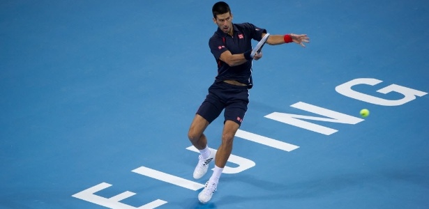 Novak Djokovic dispara forehand durante vitória sobre Carlos Berlocq em Pequim - Ed Jones/AFP