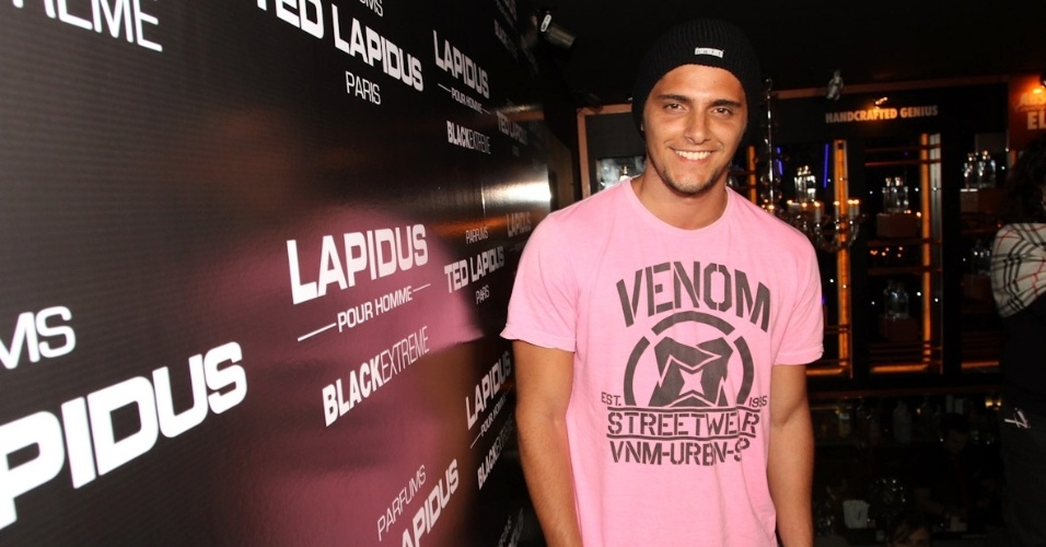 O ator Bruno Gissoni no lançamento de fragrância masculina no Louis Bar Lounge, em São Paulo (3/10/12)