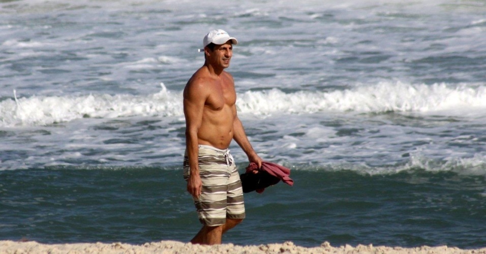 O ator Tuca Andrada caminha na praia do Leblon, no Rio de Janeiro (3/10/12)