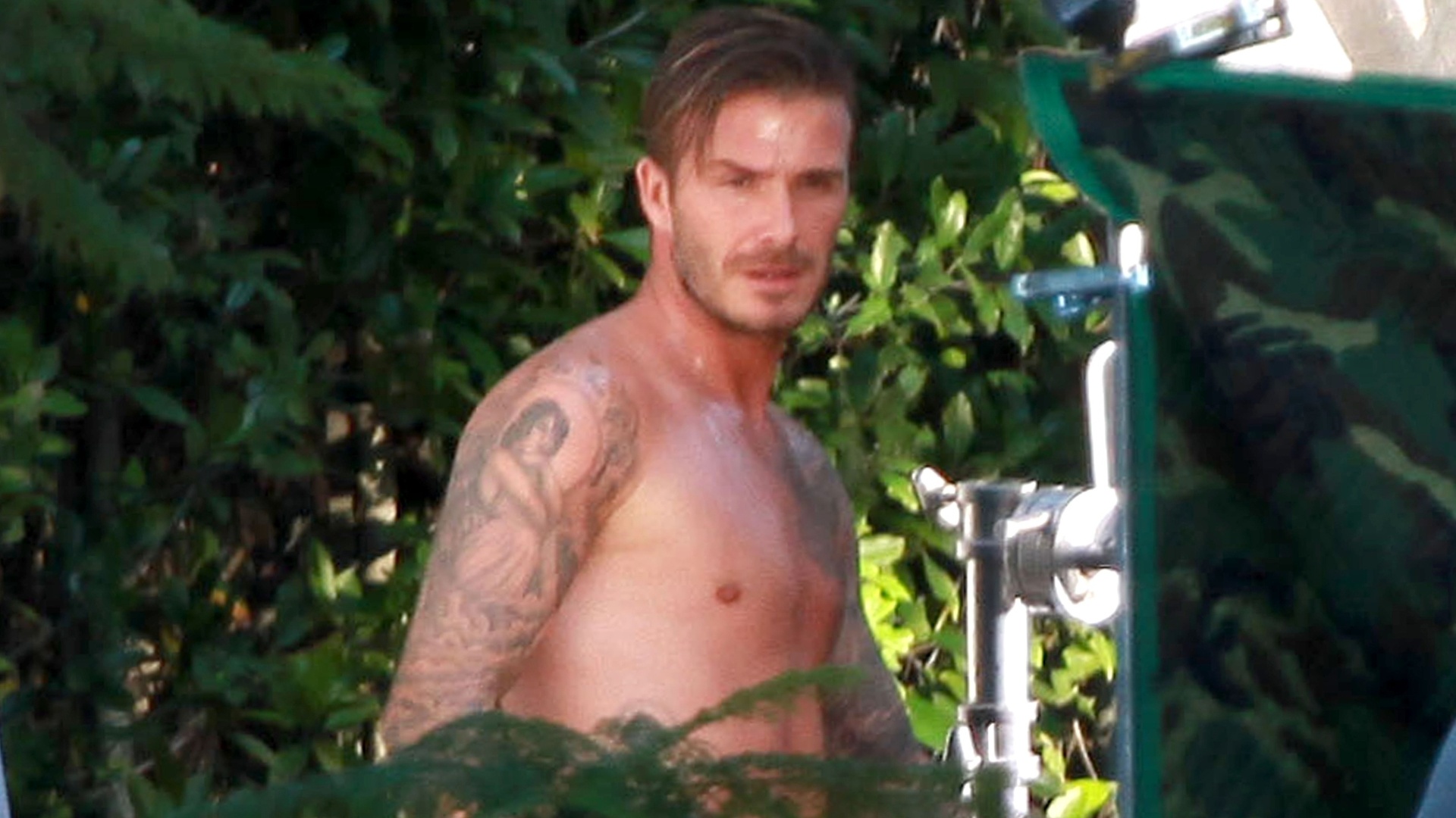 O jogador de futebol David Beckham é flagrado somente de cueca durante ensaio fotográfico para a H&M, em Beverly Hills (2/10/12) - Grosby Group