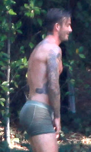 O jogador de futebol David Beckham é flagrado somente de cueca durante ensaio fotográfico para a H&M, em Beverly Hills (2/10/12)
