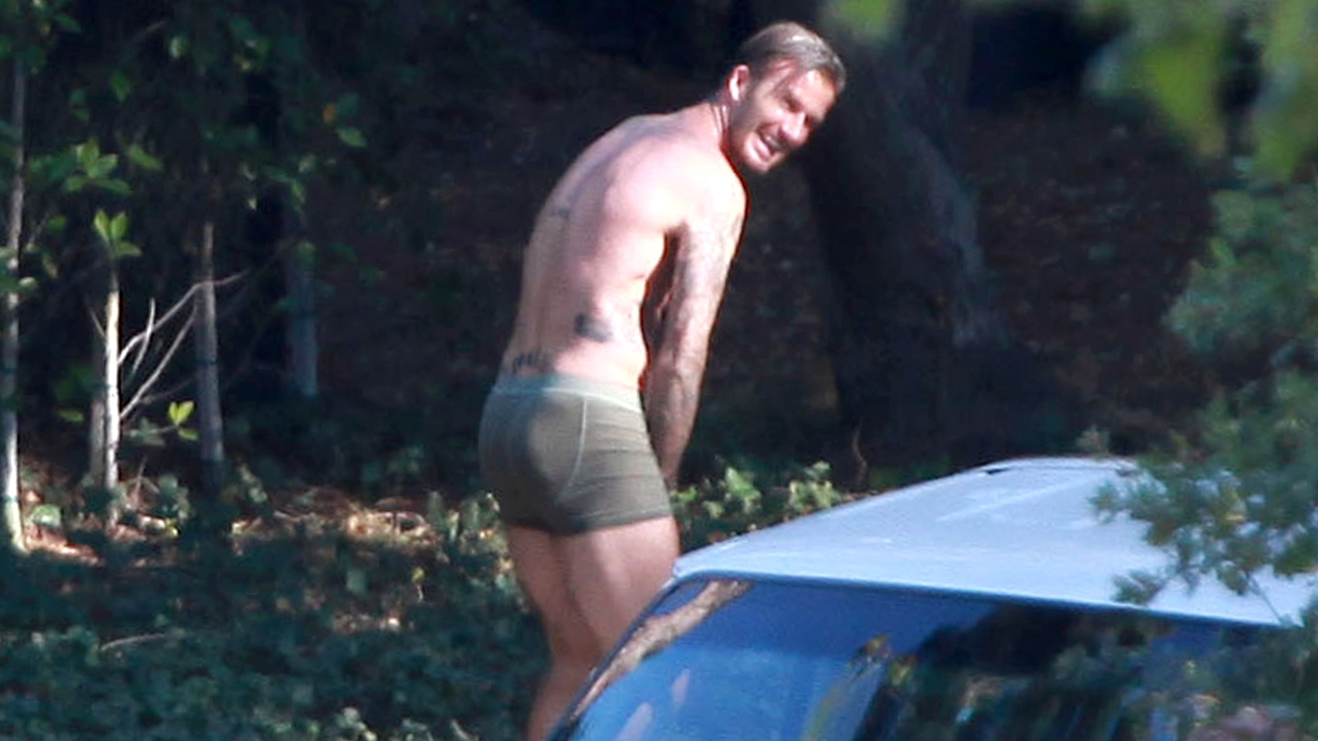 O jogador de futebol David Beckham é flagrado somente de cueca durante ensaio fotográfico para a H&M, em Beverly Hills (2/10/12) - Grosby Group