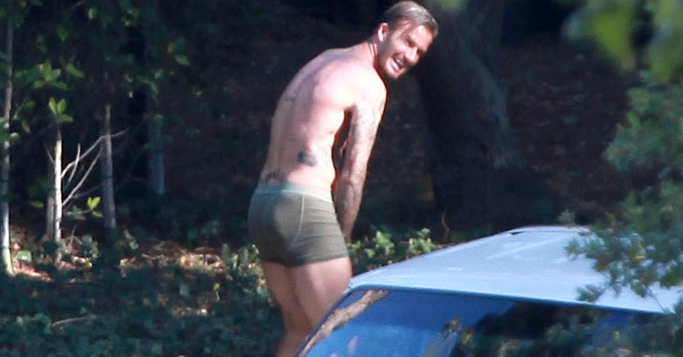 O jogador de futebol David Beckham é flagrado somente de cueca durante ensaio fotográfico para a H&M, em Beverly Hills (2/10/12)
