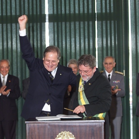 01.jan.2003 - O presidente Luiz Inácio Lula da Silva empossa José Dirceu (esq.) como ministro-chefe da Casa Civil, no Palácio do Planalto - Ormuzd Alves - 1.jan.2003/Folhapress