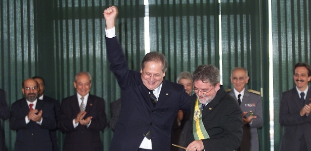 O presidente Luiz Inácio Lula da Silva empossa José Dirceu (esq.) como ministro-chefe da Casa Civil em 2003 - Ormuzd Alves - 1.jan.2003/Folhapress