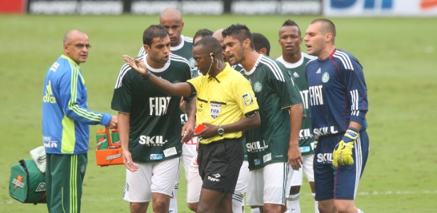 Paulo César de Oliveira expulsou Danilo na semifinal do Paulista de 2011 - Zanone Fraissat/Folhapress
