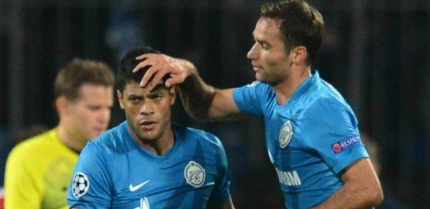 Shirokov (dir.) e Hulk comemoram gol marcado na partida do Zenit contra o Milan, pela Liga dos Campeões