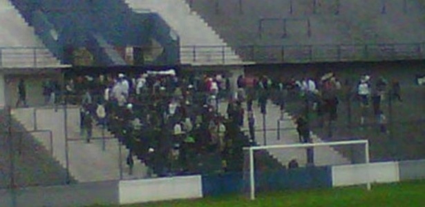 Torcida do Quilmes faz cortejo fúnebre com salva de tiros em pleno estádio - Reprodução/radiofmq.com