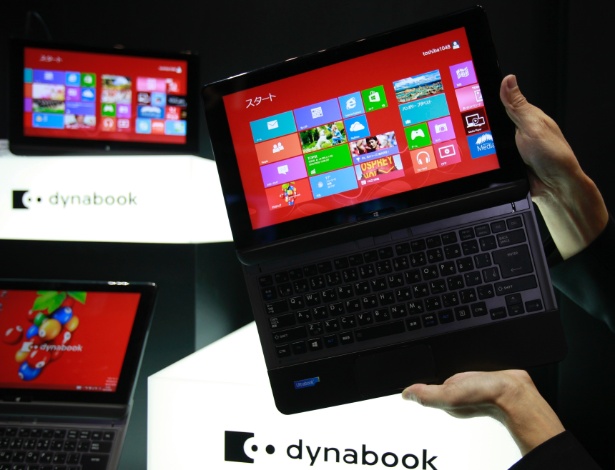 Ultrabook de 12,5 polegadas de tela da Toshiba com Windows 8 é demonstrado na na Ceatec 2012 - Yuriko Nakao/Reuters