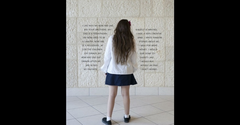  "Moro com minha mãe, pai e meus quatro irmãos. Meu pai é pediatra, minha mãe era advogada mas agora é dona de casa. Às 17h30, as crianças jantam. Meus pais jantam depois que a gente vai dormir. Minha matéria favorita é redação. Tenho uma mente muito criativa. Escrevo histórias sobre mim. Meu desejo é ter mais dinheiro. Eu daria um pouco para caridade e compraria um iPad para mim. Não tenho preocupações", aluna de escola judaica (EUA) - Judy Gelles