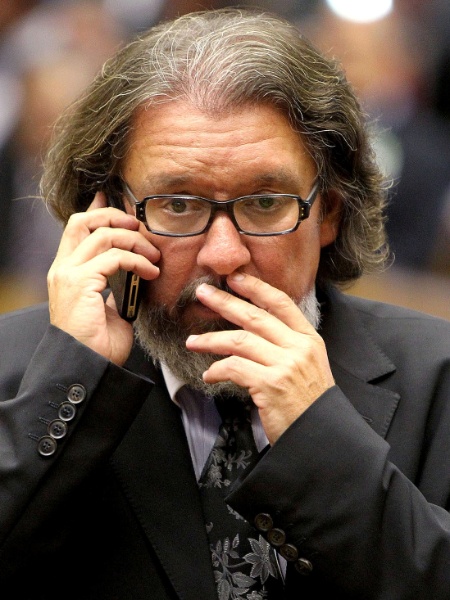 4.out.2012 - Antonio Carlos de Almeida Castro, conhecido como Kakay, advogado de defesa de Duda Mendonça, conversa em sessão do julgamento do mensalão - Roberto Jayme/UOL - Roberto Jayme/UOL