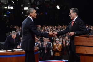 Barack Obama e Mitt Romney se cumprimentam ao final do primeiro debate entre os candidatos à presidência dos EUA, realizado a 35 dias da data das eleições