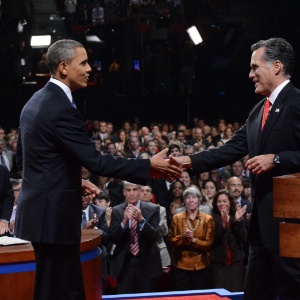 Barack Obama e Mitt Romney se cumprimentam ao final do primeiro debate entre os candidatos à presidência dos EUA, realizado a 35 dias da data das eleições - Michael Reynolds/EFE