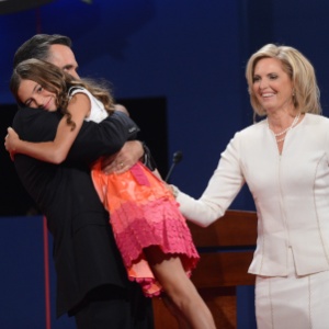 Mitt Romney abraça um de seus netos após o encerramento do debate realizado na universidade de Denver, no Estado de Colorado