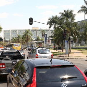 Semáforo fica apagado e complica trânsito nesta quinta-feira (4), na Asa Norte, em Brasília, após um apagão que atingiu a capital federal