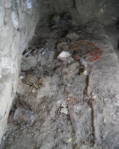 4.out.2012 - Um grupo de arqueólogos guatemaltecos e americanos descobriu no sítio arqueológico de "El Perú-Waka", no norte da Guatemala, um túmulo real com os restos de uma antiga rainha maia. O diretor do sítio, o americano David Frieldel, explicou em entrevista coletiva que a rainha foi identificada como "Kalomt'e K'abel". A antiga rainha maia aparece ao lado de seu marido retratada na Stela 34, monumento maia de 692 a.C. em exibição no museu de Cleveland (EUA). Os restos da rainha foram transferidos para um laboratório da capital da Guatemala para pesquisas