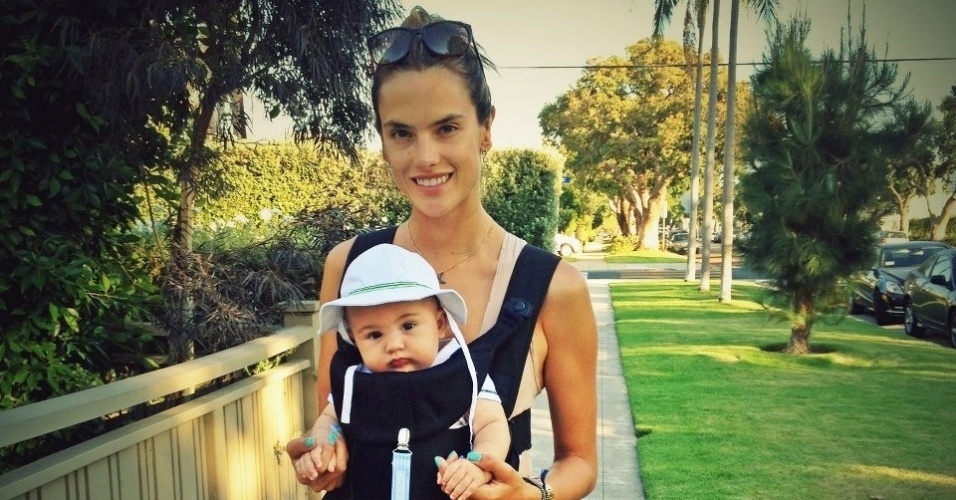 Alessandra Ambrósio postou em seu perfil do Facebook uma foto com seu filho Noah. "Isso sim que é exercício! Muito feliz de ficar com a família quando tenho dias livres", escreveu a modelo (3/10/12)