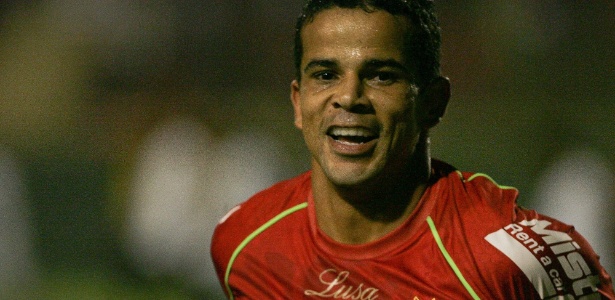 Bruno Mineiro comemora um de seus gols pela Portuguesa no Campeonato Brasileiro - MARIO ÂNGELO/SIGMAPRESS/ESTADÃO CONTEÚDO