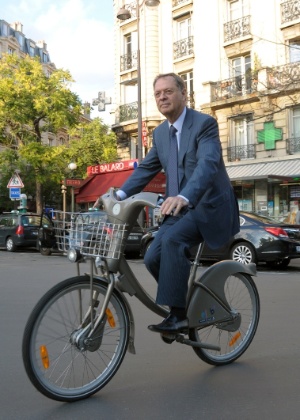 Belini, presidente da Anfavea, passeia de bicicleta no Salão de Paris: com carro tudo é mais complicado - Divulgação