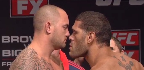 Encarada tensa de Travis Browne e Pezão durante pesagem para o UFC on FX 5 - Reprodução
