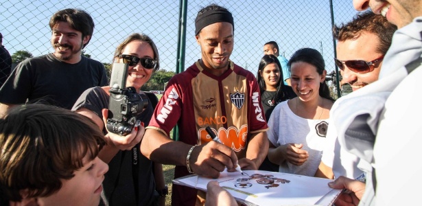 Feliz, Ronaldinho Gaúcho faz alegria dos fãs, de diversas idades, no CT do Atlético-MG  - Bruno Cantini/Site do Atlético-MG